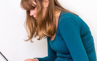 woman with poor posture on laptop